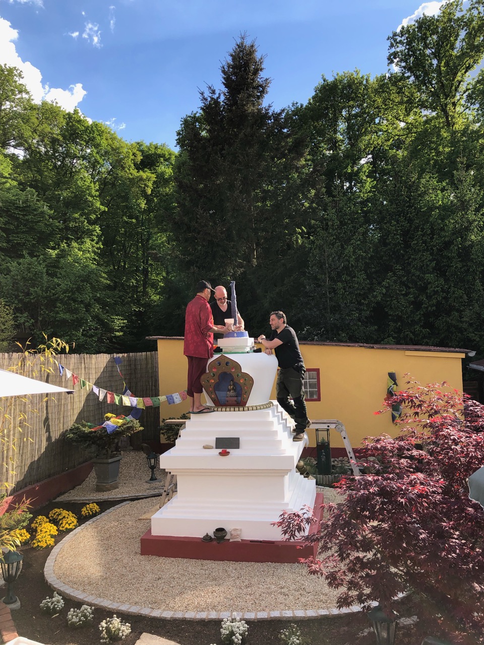 Beim Füllung der Stupa am 7. Mai 2022