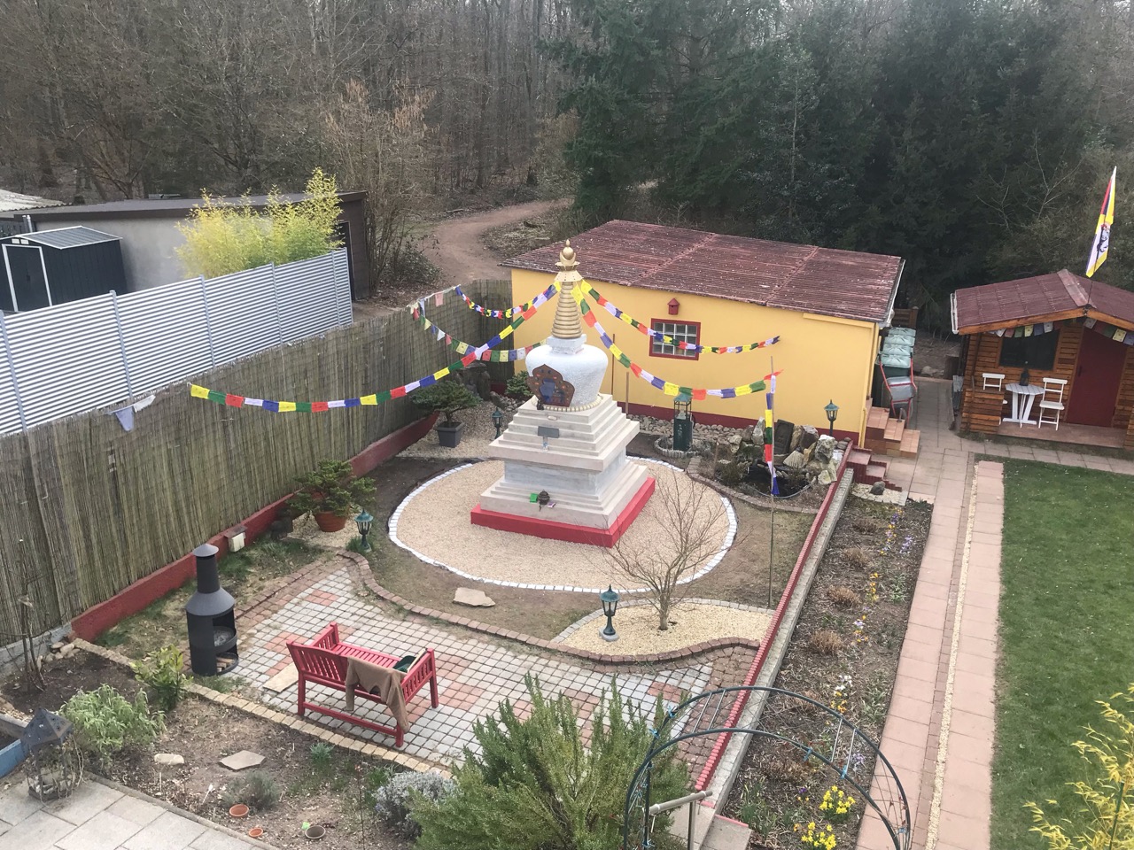 Die Stupa mit Altar und Schirm am 26.2.2022