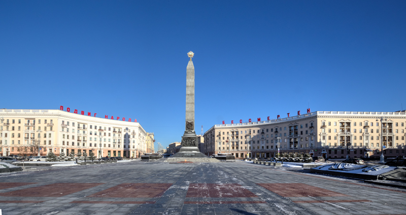 Minsk 33 – 2024 – Siegesdenkmal, ewige Flamme Aufnahmedatum: Mittwoch, 17.01.2024  Ort: Siegesplatz Minsk, Siegesdenkmal, ewiges Feuer  Fotografisches Tagebuch: Tatyana und meine Wenigkeit stiegen von der unterirdischen Gedenkhalle aus hoch auf das Platea