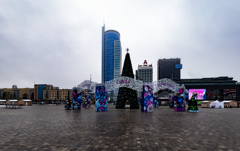 Minsk 25 – 2025, Minsk zwischen Weihnachten und Präsidentschaft - Wahlen, Nachweihnachtliche Szene. Aufnahmedatum, Mittwoch, 15.01.2025 Aufnahmeort: Platz an der Siegesallee im Minsker Zentrum. Fotografie, Minsk, Januar 2025 -Zwischen Weihnachten und Prä