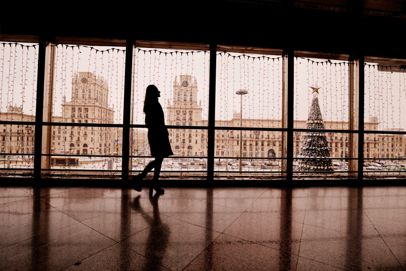Minsk 7 - 2024, Tatyana Sinkevich, City Gates.  Aufnahmedatum, Montag, 15.01.2024. Hauptbahnhof Minsk  Passersyrsky das Foto entstand im Gebäude des Hauptbahnhofes Minsk Passersyrsky, Hintergrund die, City Gates‘‘, Gebäudeensemble gegenüber des Minsker Ha