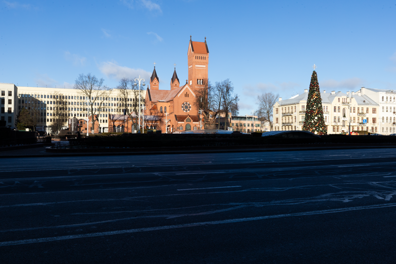 Minsk 1 - 2025, zwischen Weihnachten und Wahlen, Unabhängigkeitsplatz, Kirche des heiligen Simon und der heiligen Helena, Rote Kirche Aufnahmeort: Minsk, Zentrum, Platz der Unabhängigkeit Aufnahmedatum: Montag, 13.01.2025 Fotografie, Minsk, Januar 2025 - 