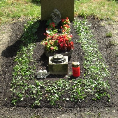 Gepflegtes Grab am Sendlinger Friedhof -  Jahrespflege durch den Blumenladen Blumenhütte München Sendling