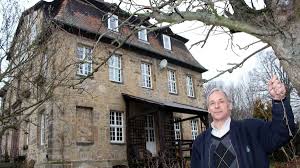 Hausherr Joachim Sommer vor dem Wohnhaus
