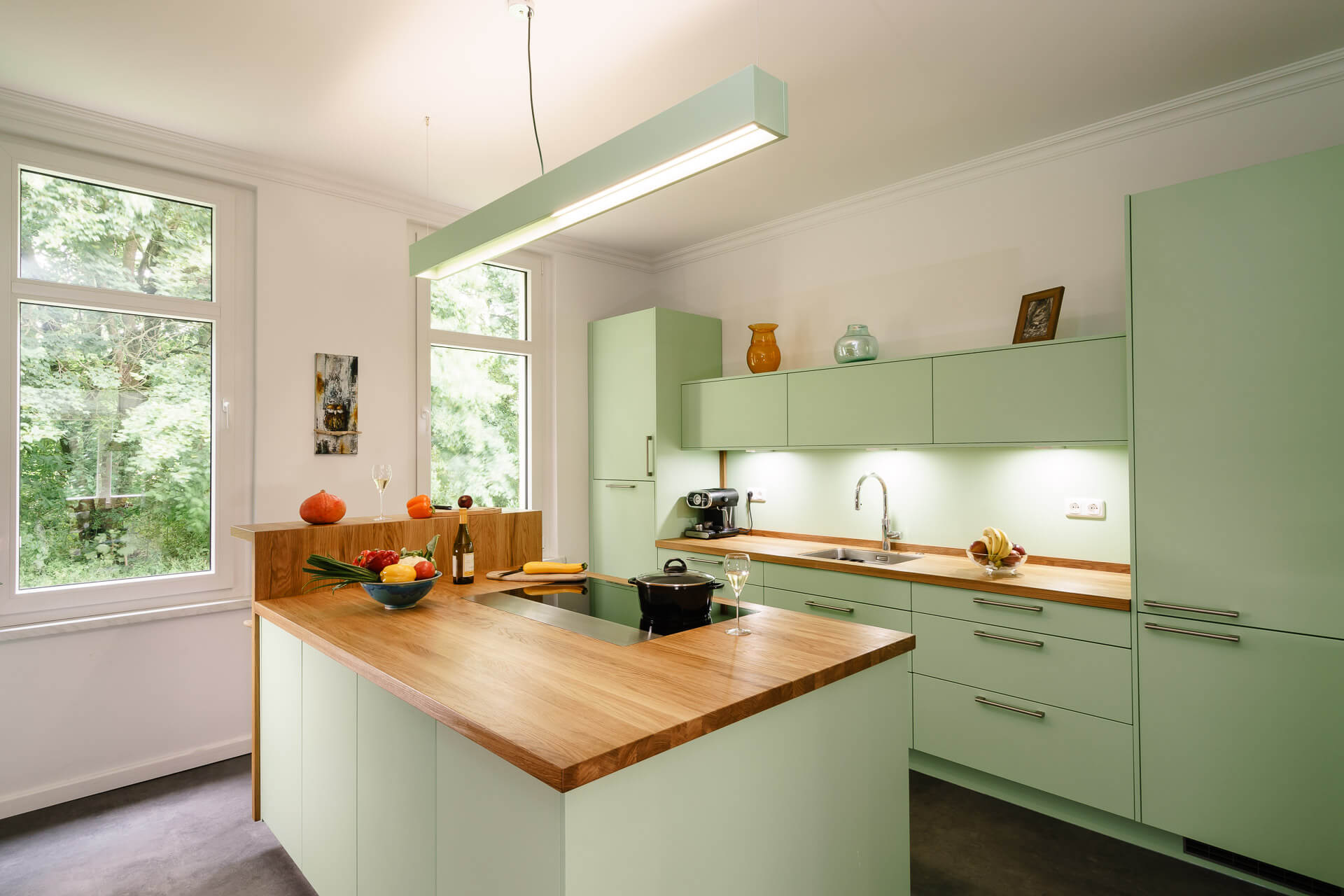 Moderne Landhausküche in Grün