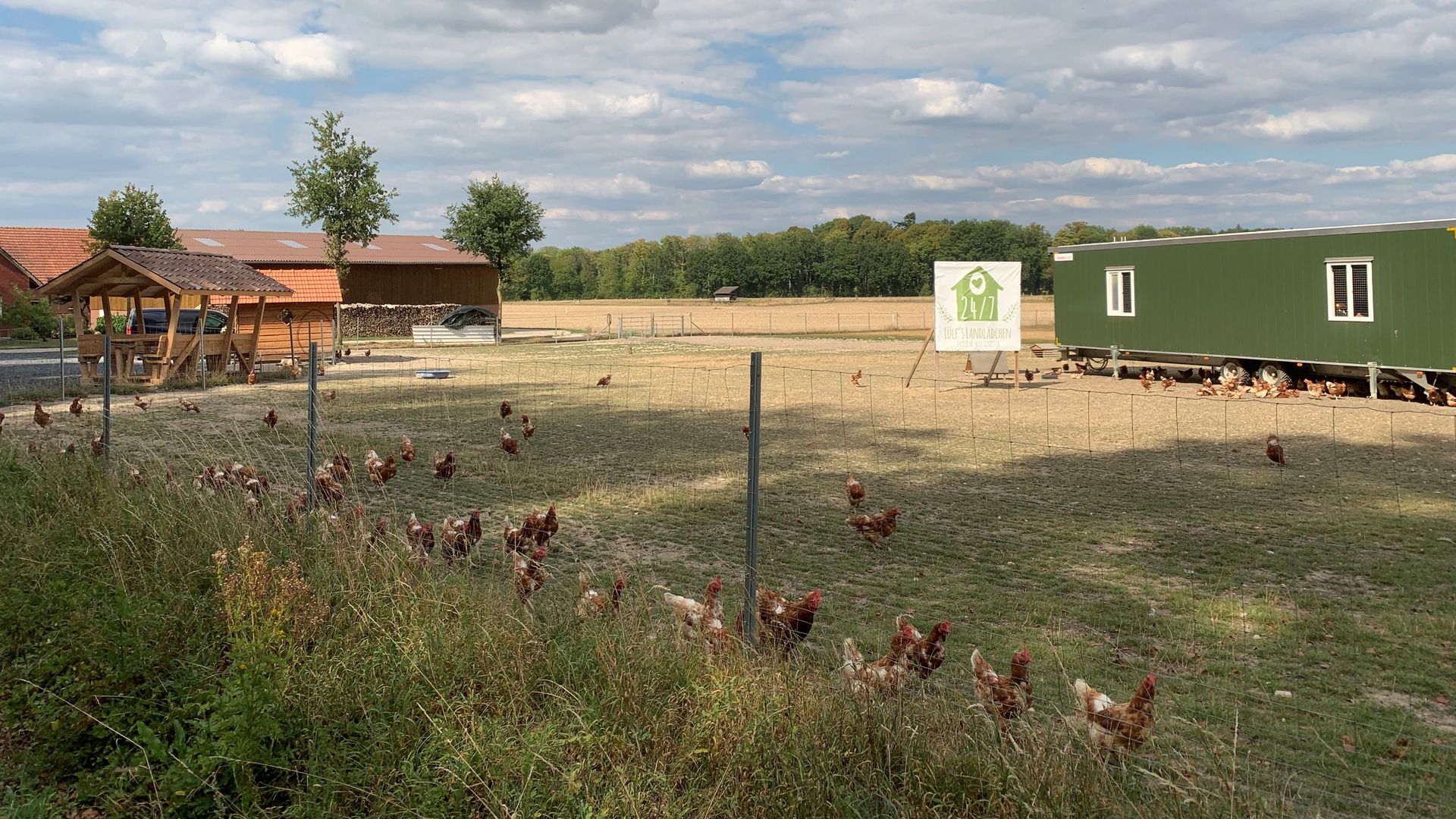Rast machen am Hühnermobil der Landwirtsfamilie Lülf in Havixbeck: Das können jetzt Spaziergänger, Radfahrer und Wanderer. Foto Konstanze Lülf