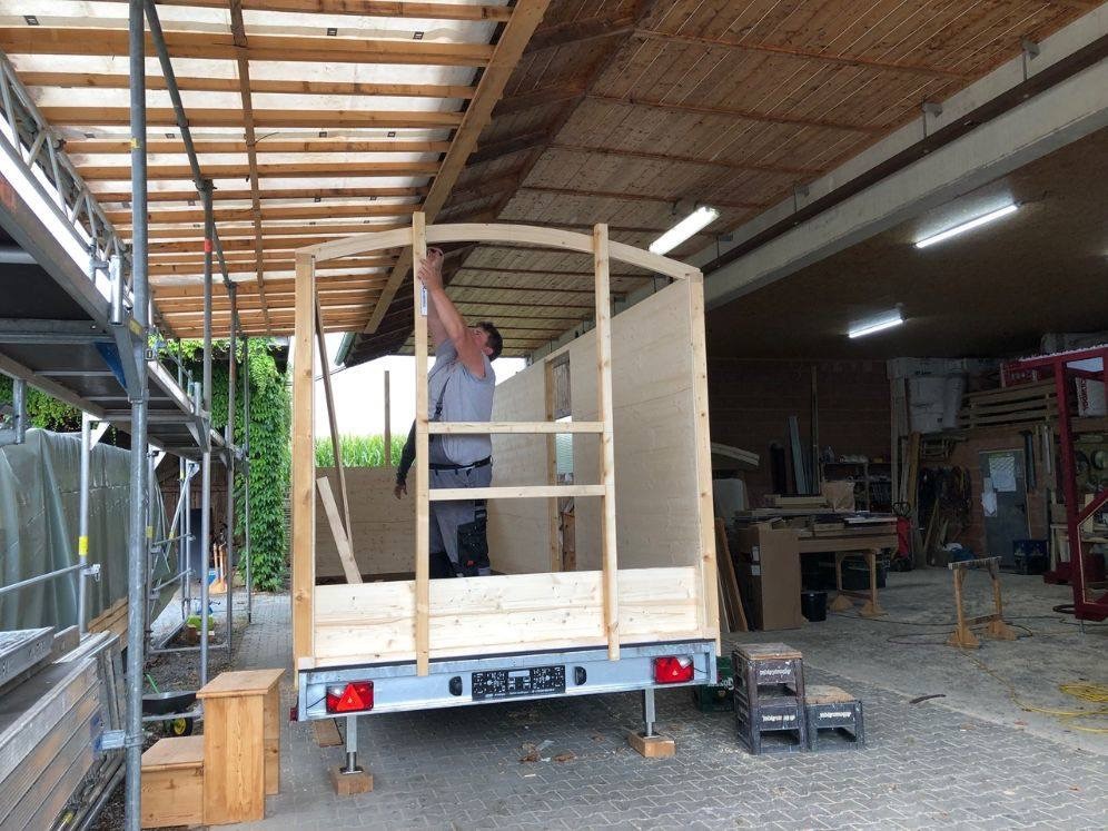Die Arbeit am Mobilen Schäferwagen geht voran. Foto: Ferienhof Jeiler