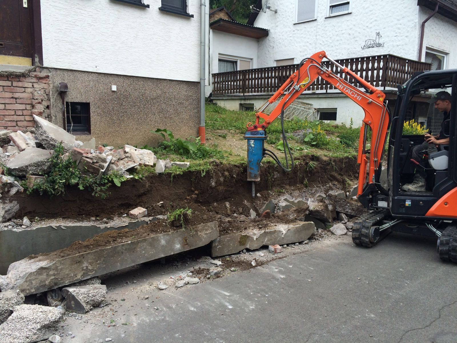 Abbruch einer Betonmauer