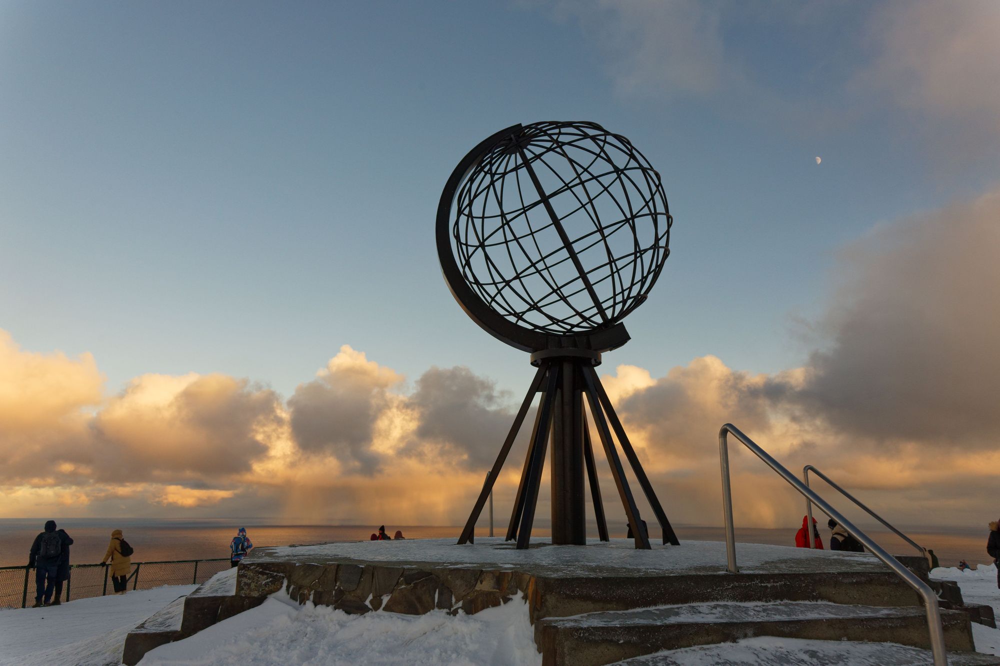 Schneetreiben und Sonne am Nordkap