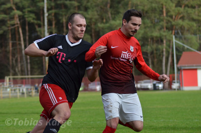 Eine Torvorlage, eine gelbe Karte und jede Menge Meter. Lukas Gräber (li.) im Duell mit seinem Gegenspieler.