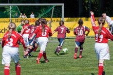 Links: Therese findet die Lücke gegen die UNICEF-Kicker   Rechts: Pia im Zweikampf gegen den VfR Tüddern