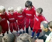 Vor jedem Spiel feuern sich die Nachwuchskicker mit ihrem Schlachtruf an.