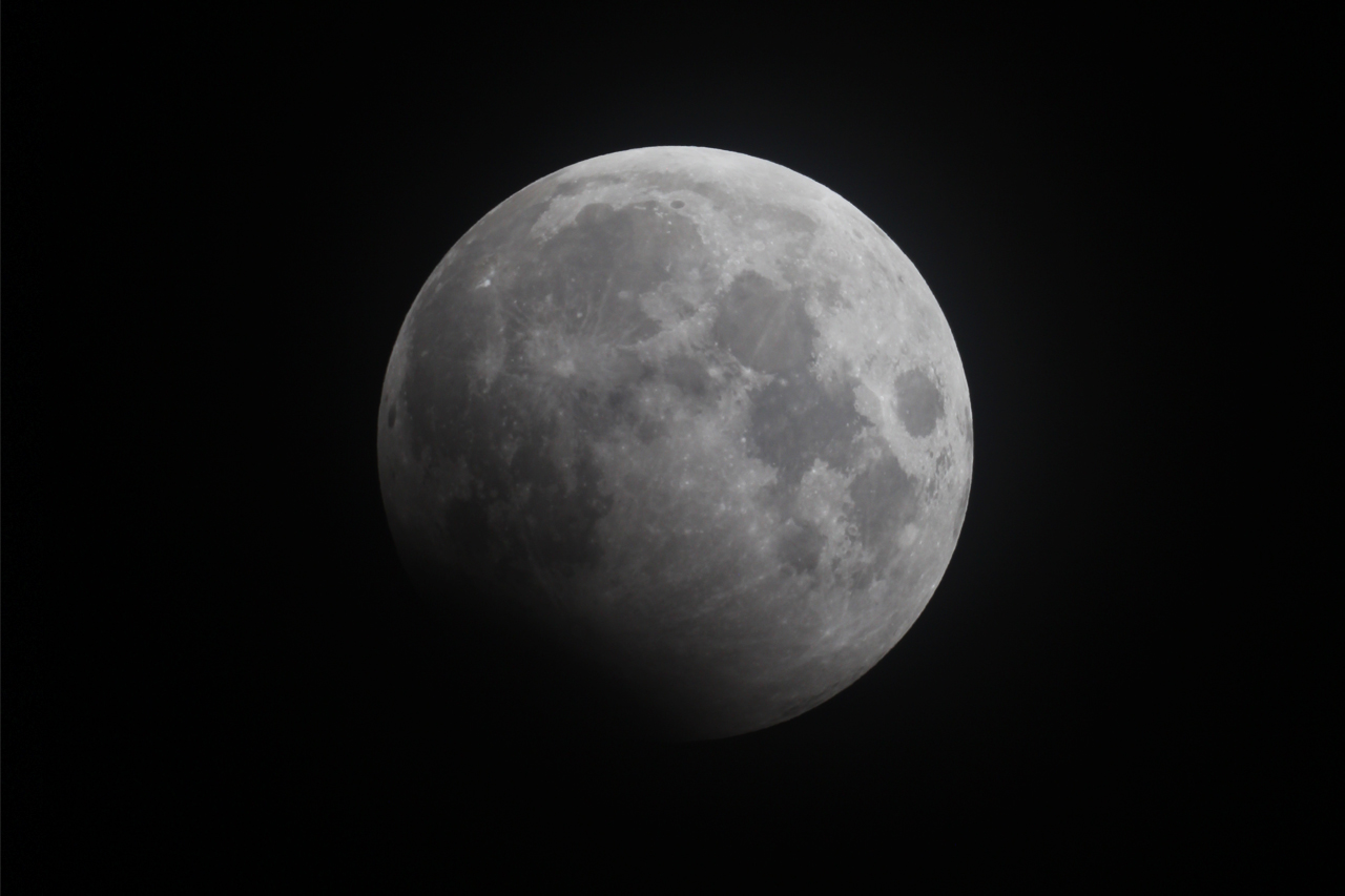 Der teilweise verfinsterte Mond um ca. 21:50 Uhr 