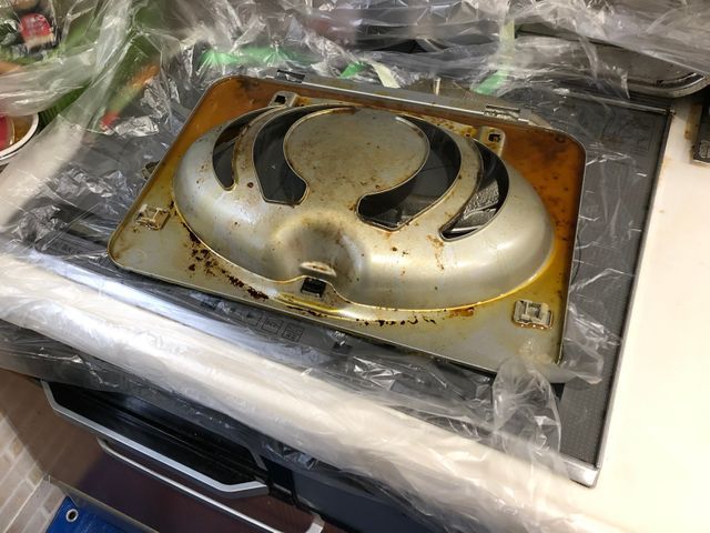 レンジフードの分解パーツに付着した油汚れ（清掃前）