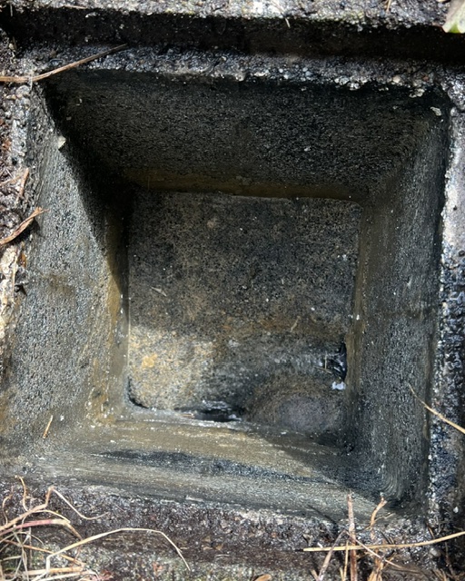 富山市呉羽|高圧洗浄で汚水桝の汚れが除去され、台所からの横引き配管と埋設配管が見える正常な排水状態に回復した様子