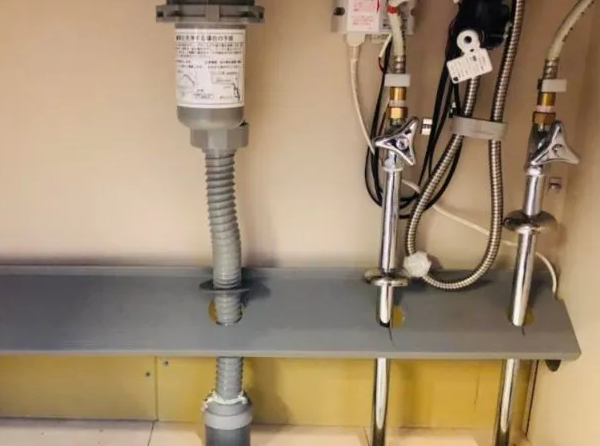 シンク下の排水トラップ内部に汚れが溜まり悪臭の原因になっている様子