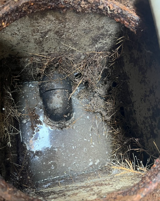 金沢市駅西新町｜築40年以上の2Fキッチン排水が流れない原因は、汚水桝に侵入した木の根と油脂汚れでした