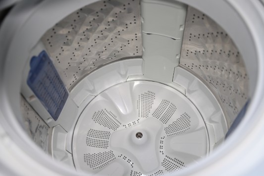 縦型洗濯機の洗濯槽内部を分解洗浄後。カビや洗剤汚れを除去し清潔な状態に戻った様子。
