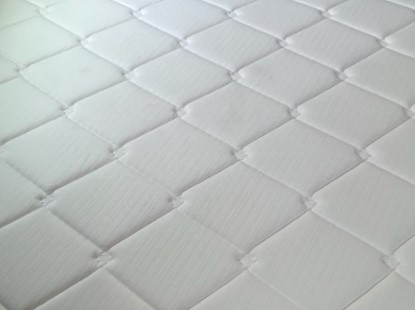 カビや黒ずみが除去され明るさが戻ったマットレスの施工後写真