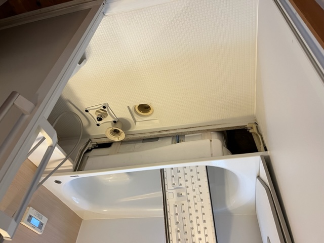 バスタブの裏側　エプロンを外して排水口は外せるものを外してハイターで洗う