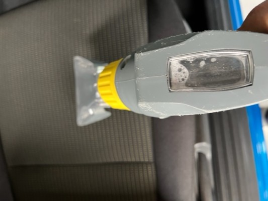 車内の排泄物による臭い・汚れの除去事例