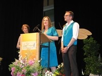 Das Hessentagspaar Alexandra Berge und Tobias Krechel sowie die Kasseler Stadträtin Barbara Herrmann-Kirchberg (links) überbrachten heitere Grußworte. Krechel überraschte seine Hessentagspartnerin beispielsweise mit einem Formular für die Mitgliedschaft i