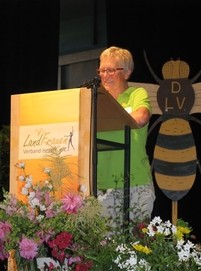 Irene Bonn, Vorsitzende des BV Kassel, stellte den Bezirksverein als starke Gemeinschaft vor und lud alle Anwesenden zu der Ausstellung Natur auf der Spur ein