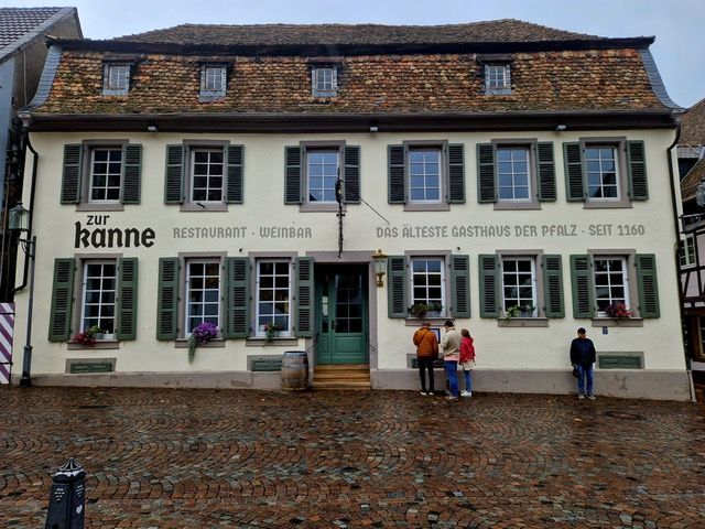 Seit 1160 werden hier Gäste bewirtet. Das historische Gasthaus freute sich schon über viele berühmte Persönlichkeiten.