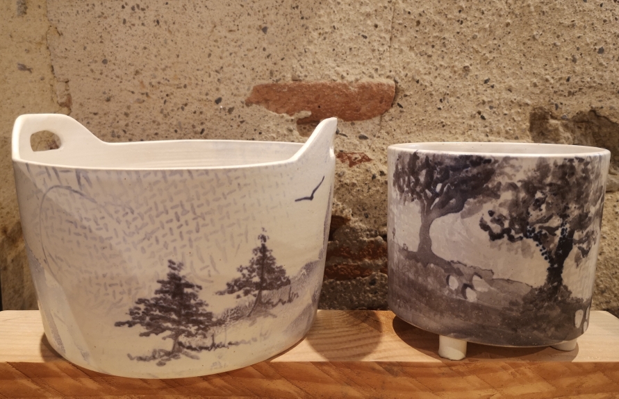 Poteries en exposition dans l'atelier boutique de la poterie de Meyronne vallée de la Dordogne