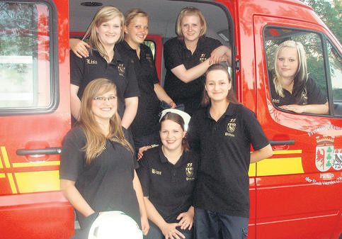 Sportlich und gut drauf – Die Frauenmannschaft der Plötziner Feuerwehr: Lisa Börnicke (20), Denise Eckstein (21), Airine Schikowski (18/hintere Reihe v.l.), Christin Eckstein (21), Sabine Schuckert (22), Romina Popiel (17/vordere Reihe v.l.) und Rebecca