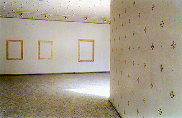 BERND IKEMANN       «reingold», Wandornament und drei Goldrahmen, 2001, Heftzwecken