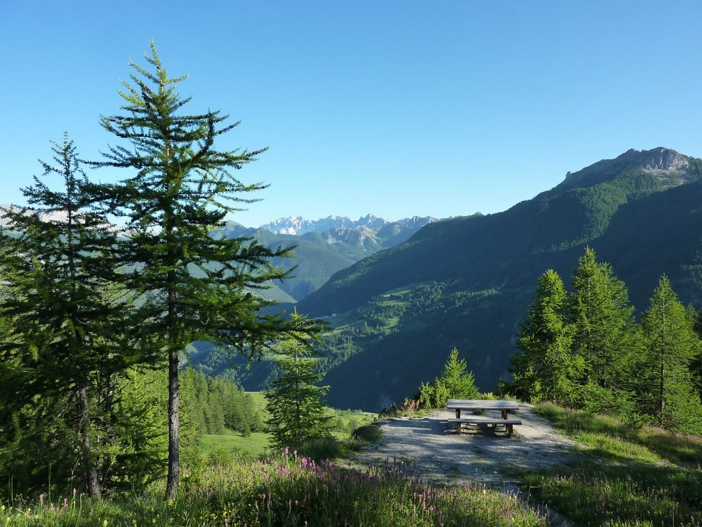 chemin au dessus de l'hôtel de la Borne Ensoleillée à Arvieux