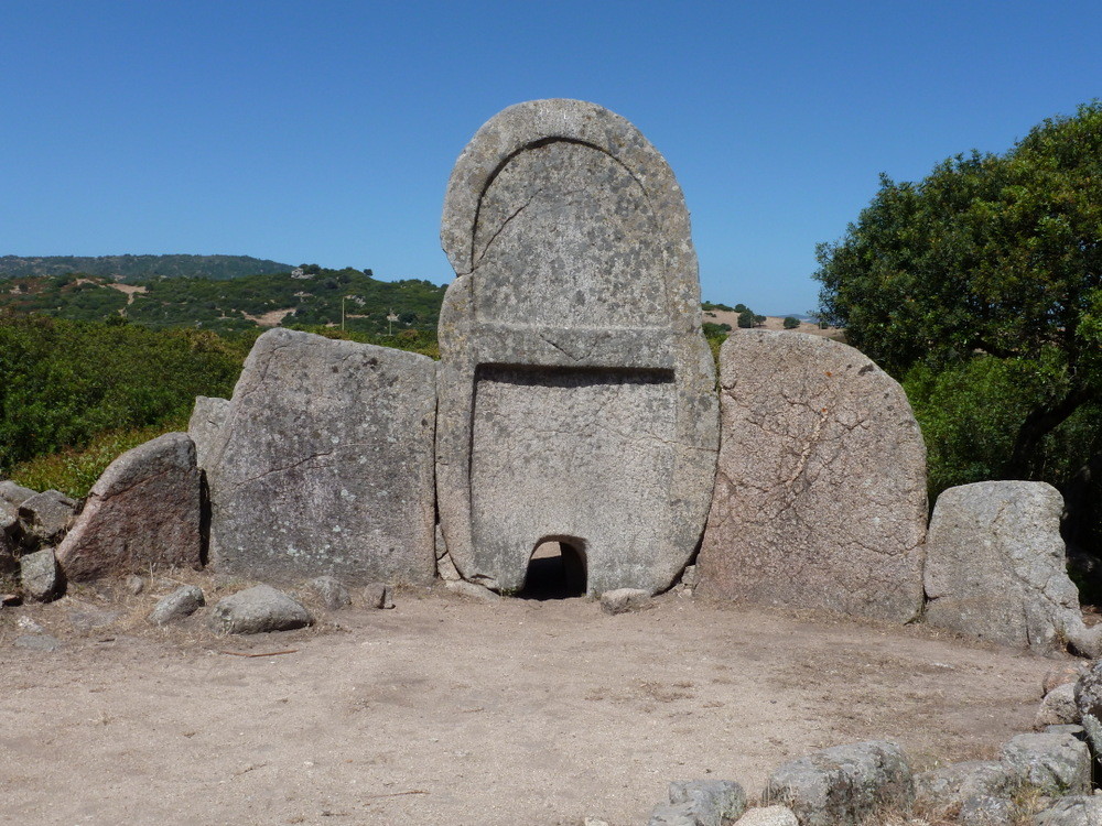 la tombe des géants de S'ena et Thomes