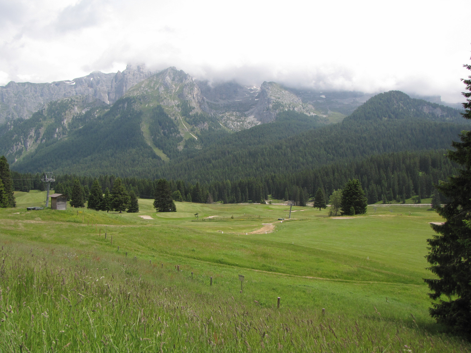... face au terrain de golf