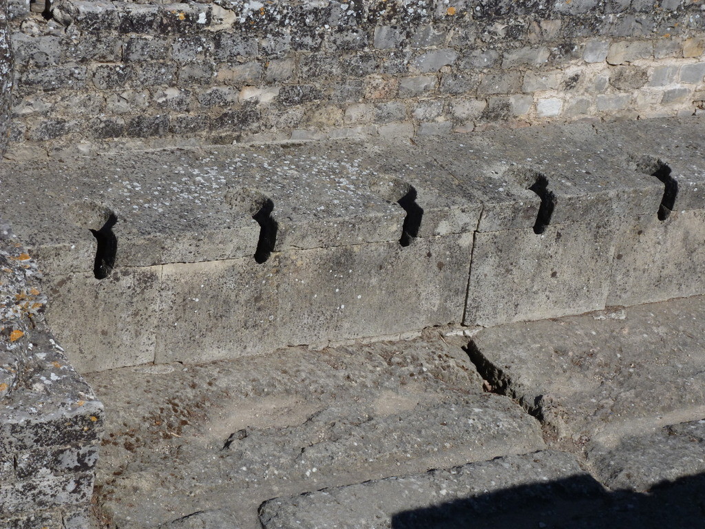 site antique de la Villasse : latrines des thermes