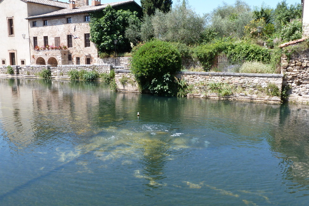 Bagno Vignoni (résurgence à 49°)