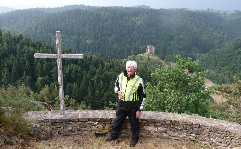 vue sur le château d'Alleuze