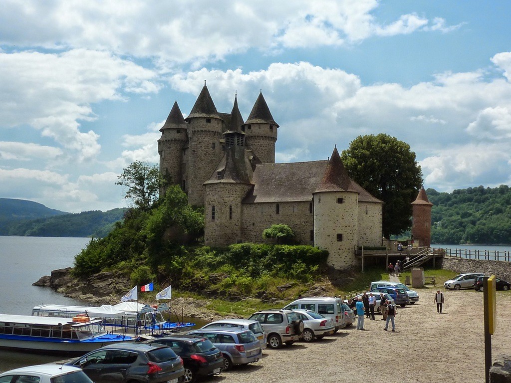 château de Val sur le lac de Bort les Orgues