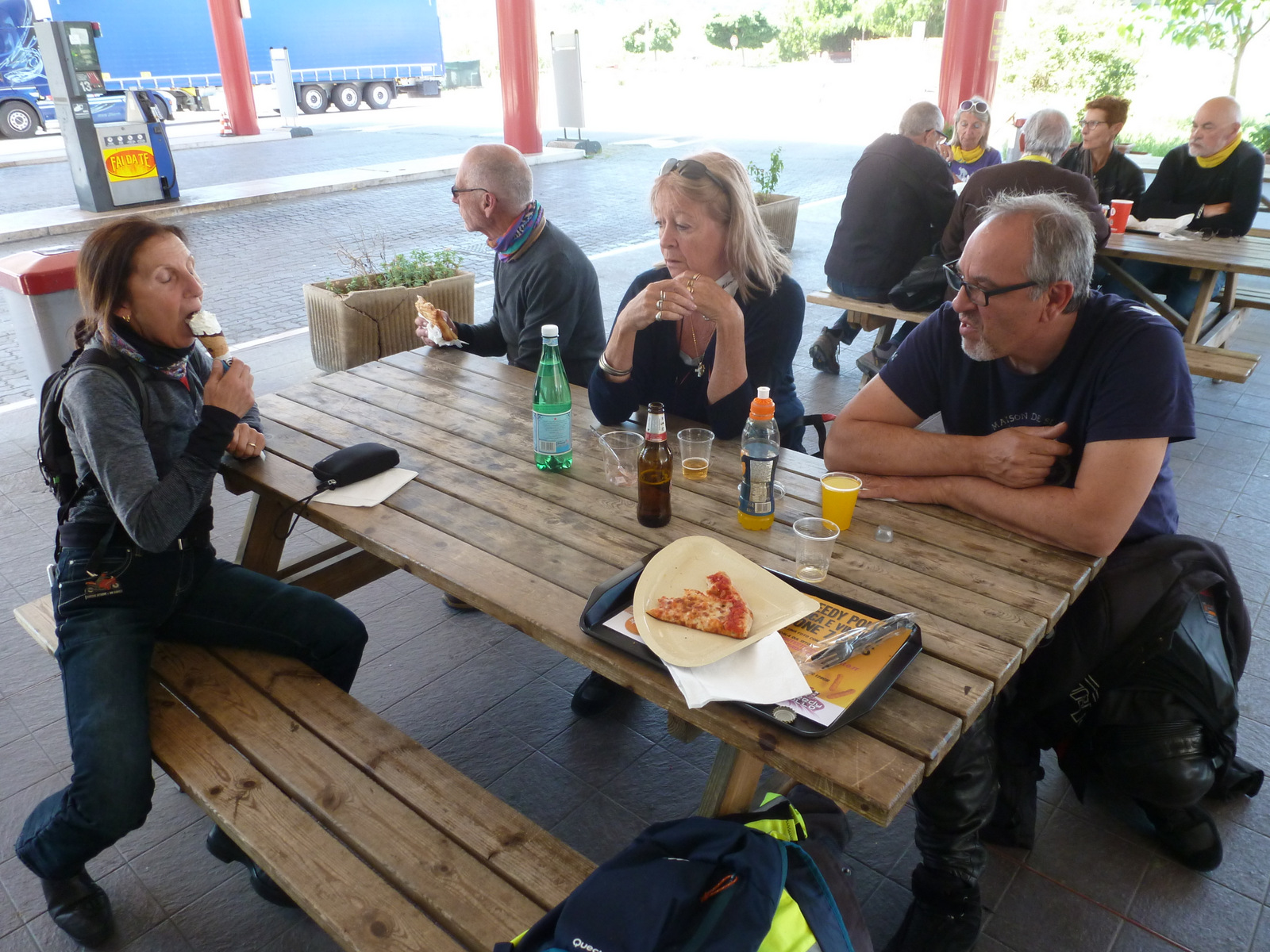 pause déjeuner sur l'autostrada