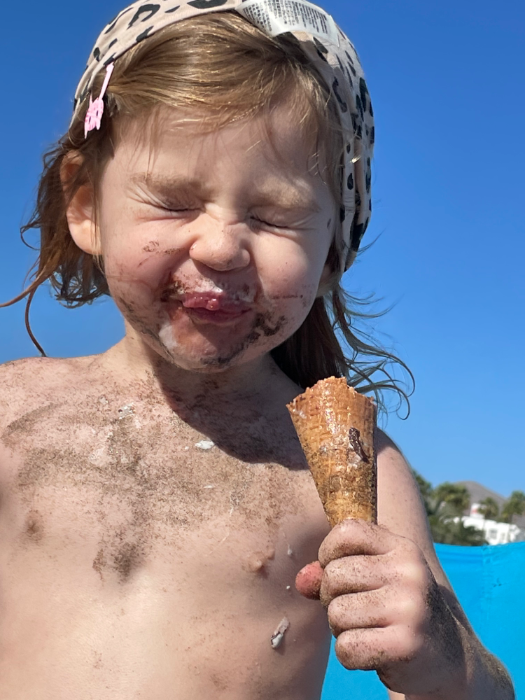 A., inzwischen 5 Jahre alt, unsere Enkelin und mutige Dromedar-Reiterin auf Lanzarote 