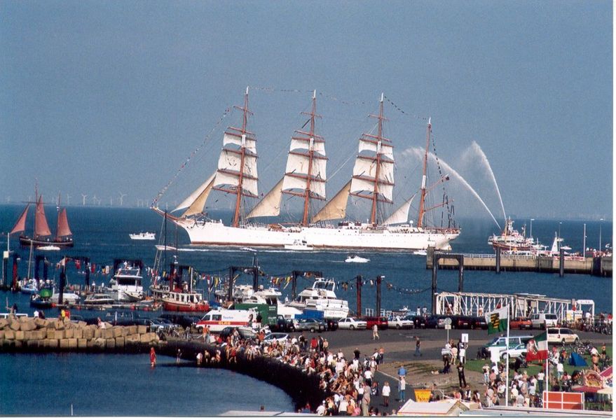 Tall Ship Auslaufparade 2004