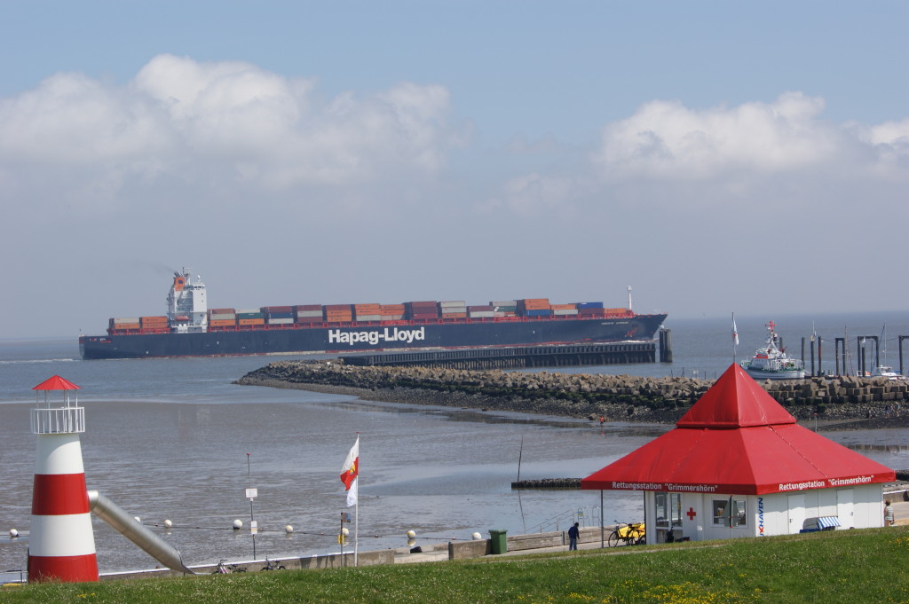 Große Schiffe auf der Elbe Richung Hamburg