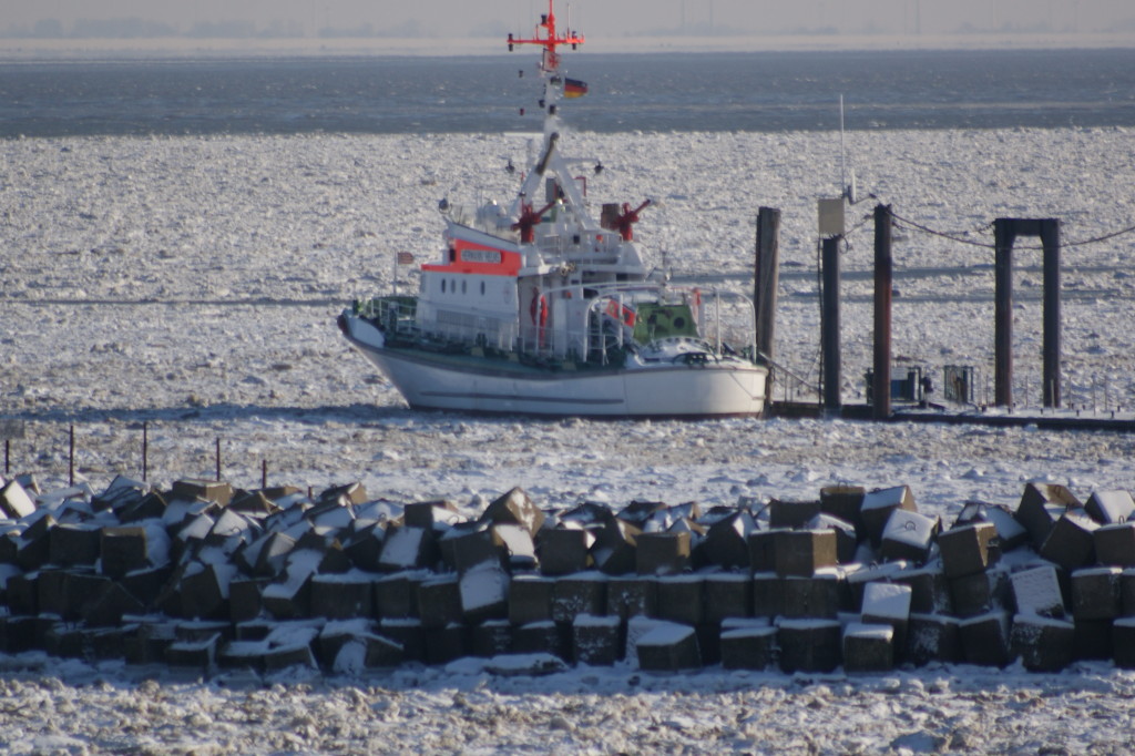 Seenotretter im Eis des Fährhafens 2010
