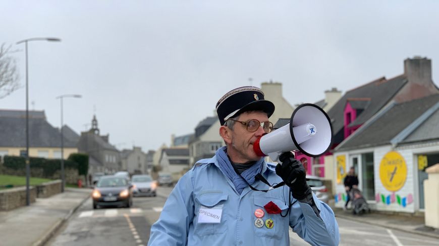  Déguisé en gendarme, il annonce le couvre-feu dans un village du Finistère