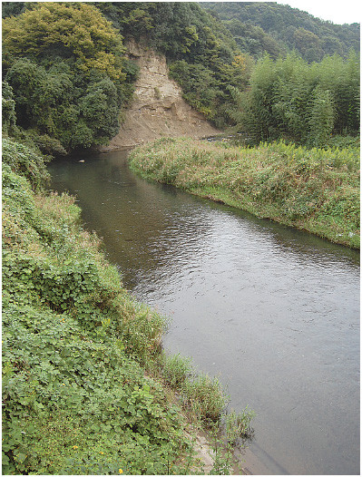 Walking down the slope from Nishi-Shioko toward Kadoi, one comes across tributaries of the Naka River