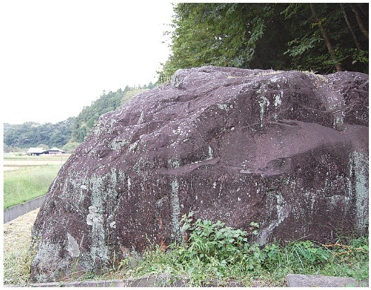 The “Hata-ori-ishi” (Loom Rock) in which legend has it that a weaving girl has been imprisoned