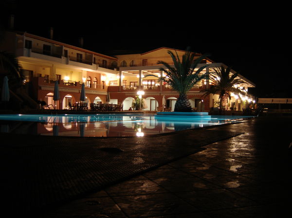 Hotel mit Pool bei Nacht