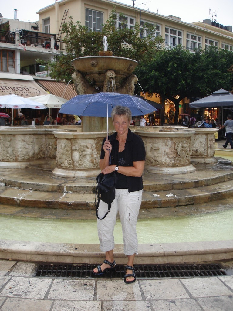 in der Hauptstadt Kretas,Heraklion, am Morosini-Brunnen; mit Regenschirm?..es regnet