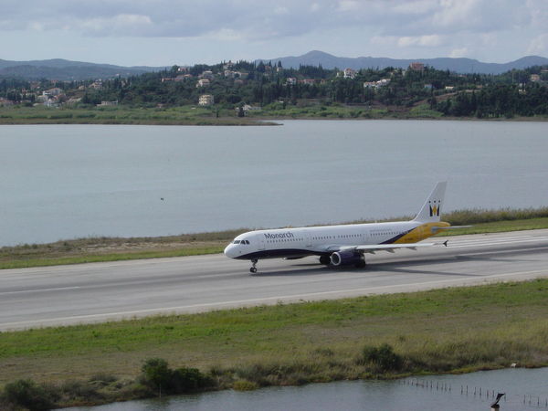 Flugzeug auf der Startbahn in Korfu-Stadt