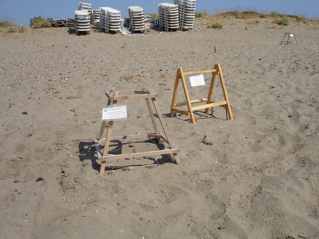 ...hier legen Schildkröten ihre Eier in den Sand (Gitter über Nest)